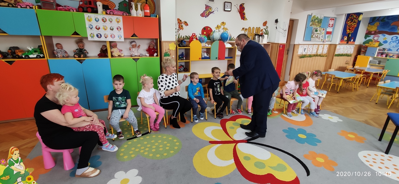Pan Jurek rozdaje dzieciom książeczki