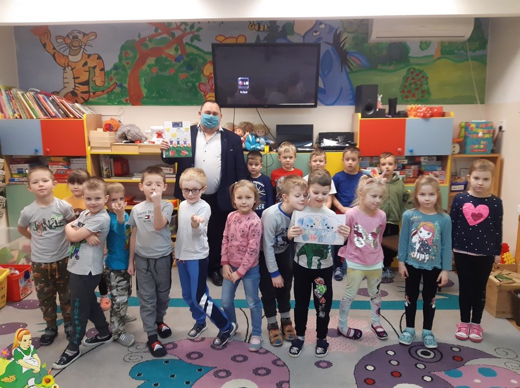 Dyrektor Biblioteki Miejskiej pan Jerzy Kowalski z grupa Leśne Skrzaty.