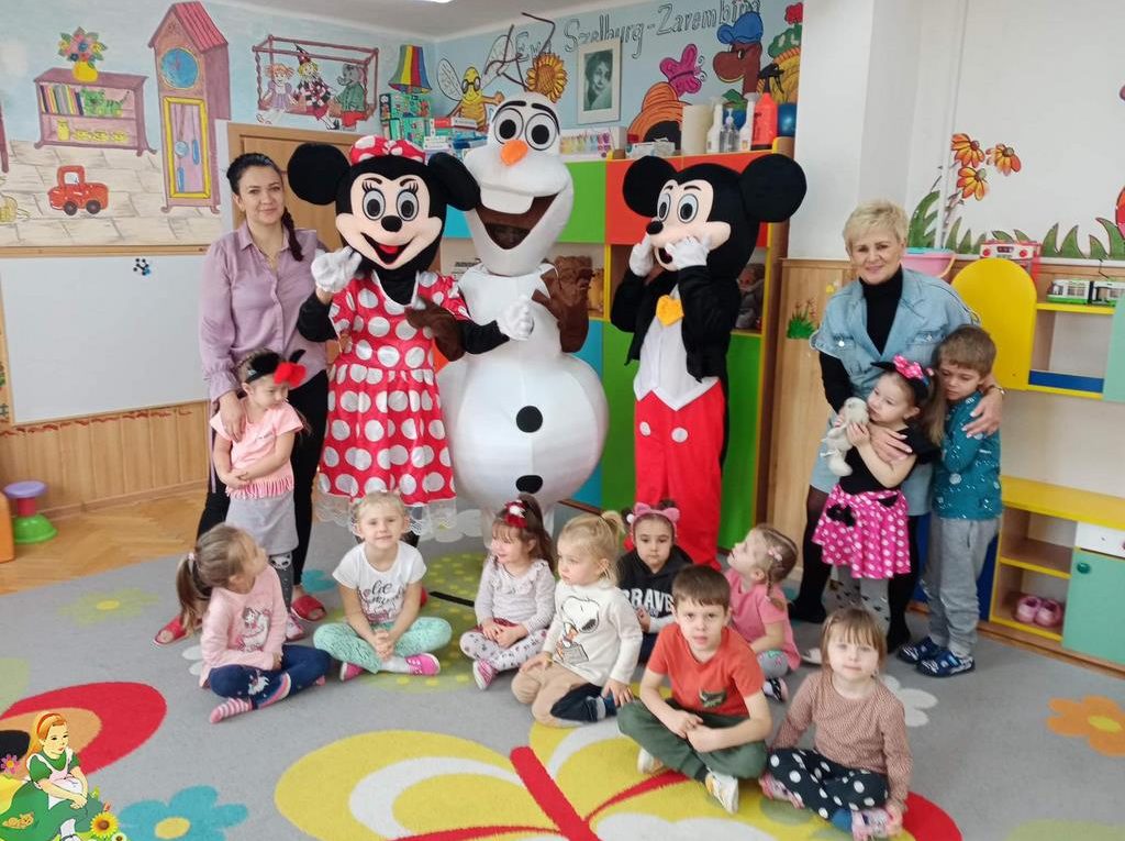 Krasnale pozują z Miki, Minnie i Olafem.
