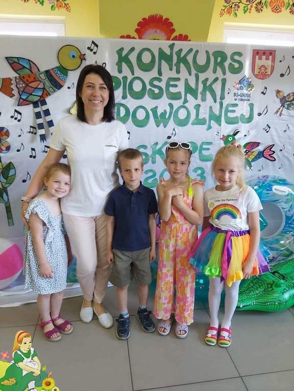 Dzieci z panią pozują do zdjęcia