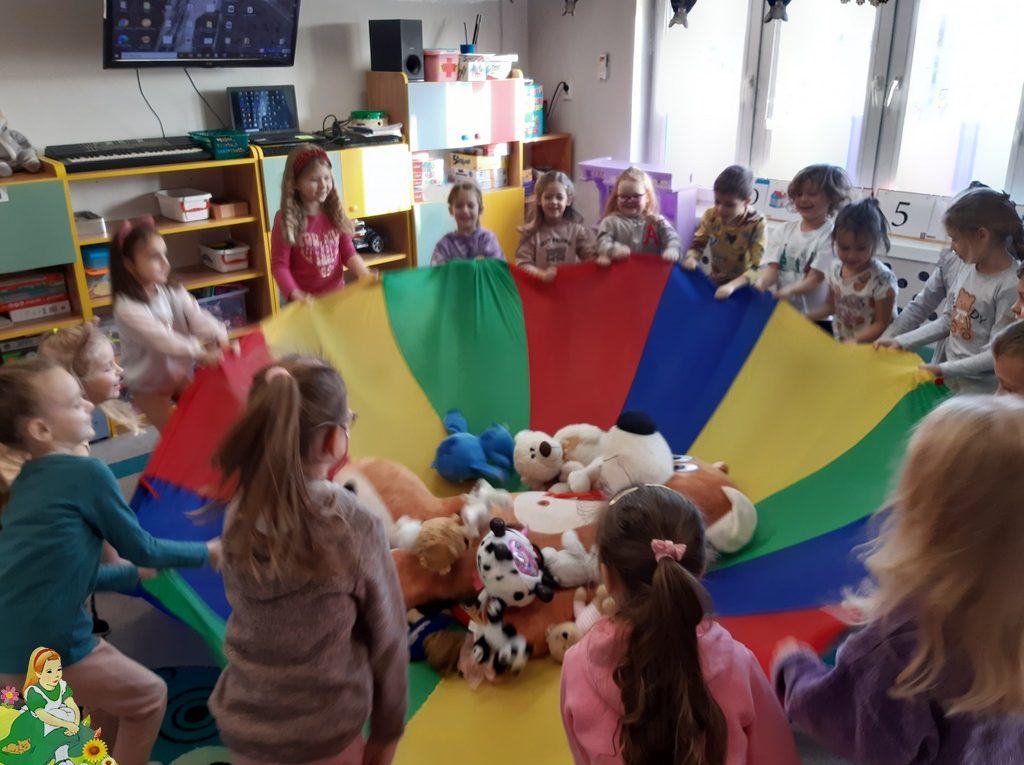 Misie na chuście animacyjnej , bujanie i śpiewanie sto lat.