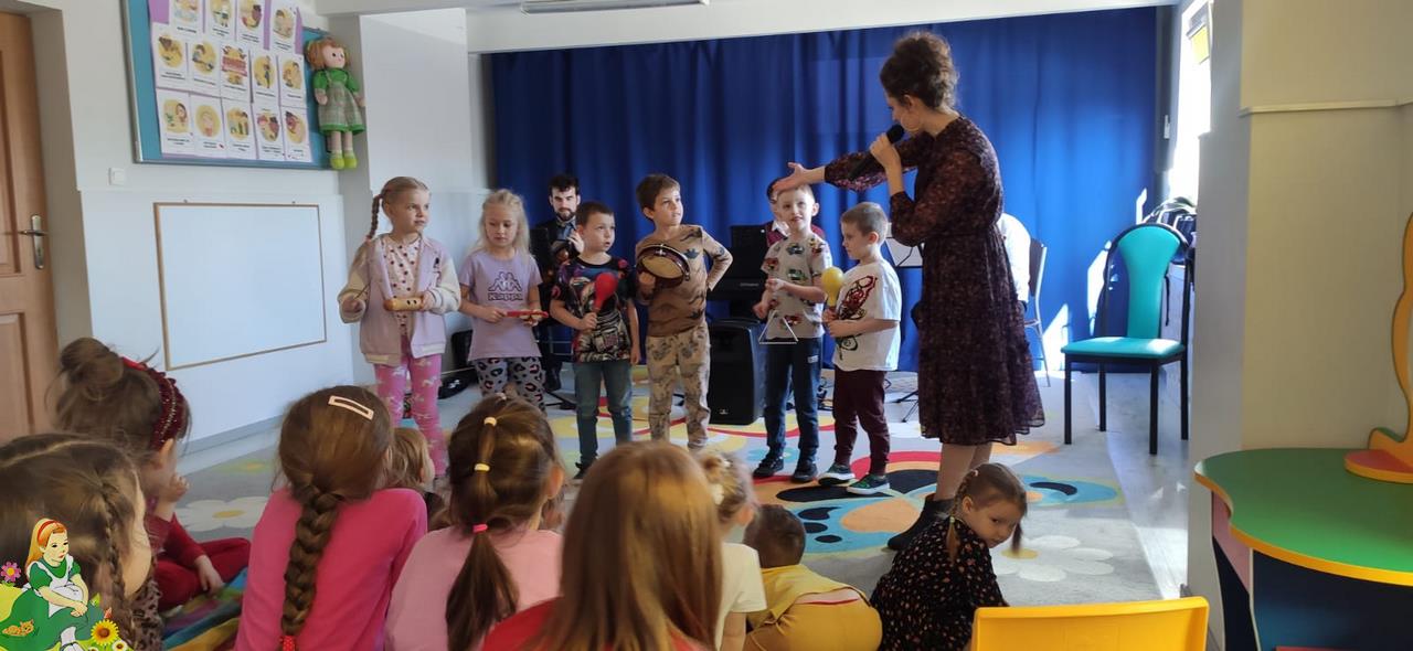 Dzieci grają na instrumentach.